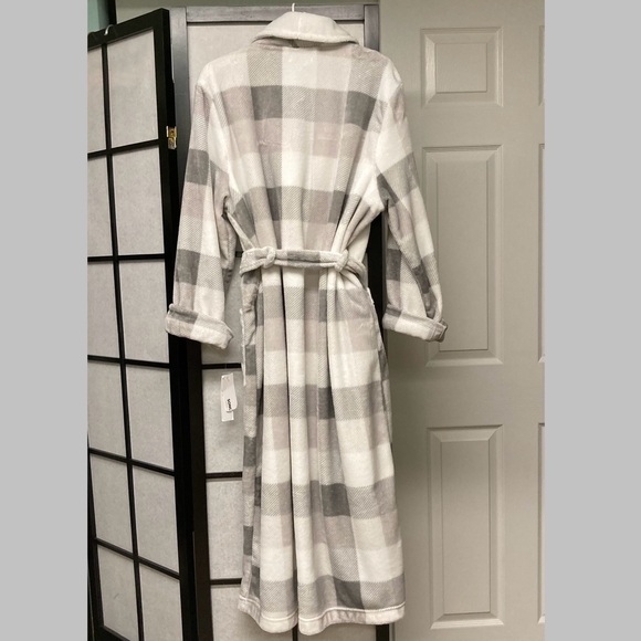 NWT Sonoma Plush robe in size M. Grey plaid. - Picture 4 of 12